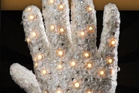 Перчатку Майкла Джексона продали за 70,8 тысяч долларов (ФОТО)