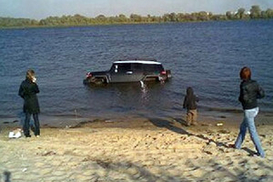 На Оболони в Днепре утонул джип Toyota (ФОТО)