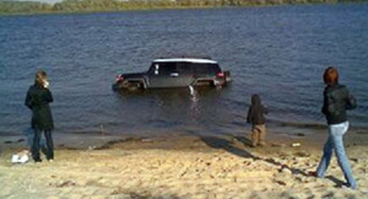 На Оболони в Днепре утонул джип Toyota (ФОТО)