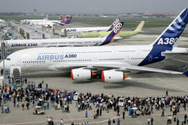 У самого большого в мире пассажирского самолета отказал двигатель (фото)