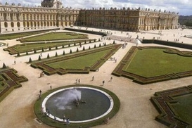 Из Версальского дворца украли две старинные вазы