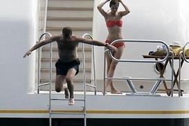 Абрамович установил на своей яхте систему антипапарацци (ФОТО)