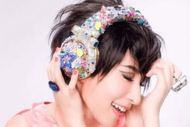 Певица купила наушники в бриллиантах за 9 тысяч долларов (ФОТО)