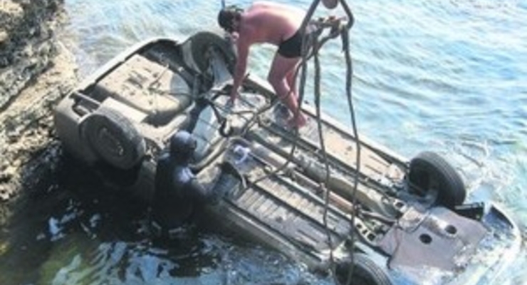 В Крыму автомобиль упал в море вместе с водителем (ФОТО)