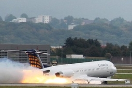 У немецкого самолета отказали шасси (ФОТО)