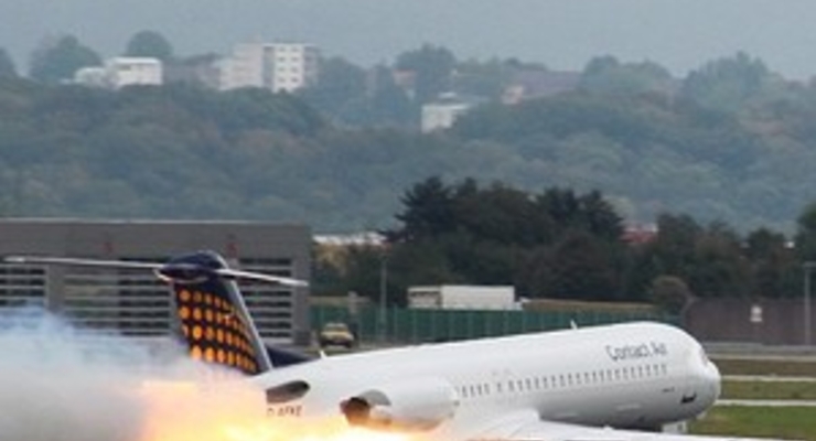 У немецкого самолета отказали шасси (ФОТО)