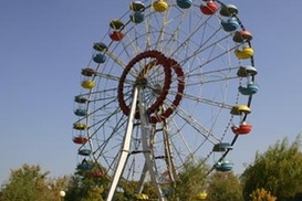 В Мариуполе на колесе обозрения застряли люди