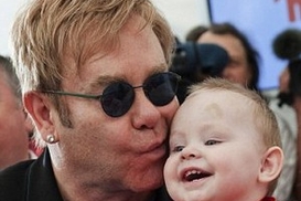 Элтон Джон может усыновить ребенка из Украины (ФОТО)