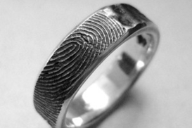 Ювелиры изготовили обручальные кольца с опечатками пальцев (Фото)