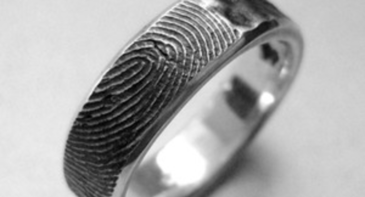 Ювелиры изготовили обручальные кольца с опечатками пальцев (Фото)