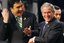 Саакашвили повторил судьбу Буша: получил ботинком по голове