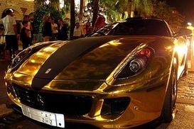 По улицам ОАЭ разъезжает золотой Феррари (ФОТО)