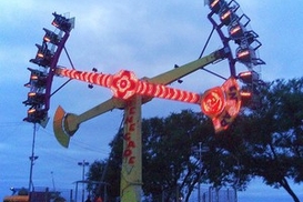 В Берлине люди застряли на аттракционе вниз головой