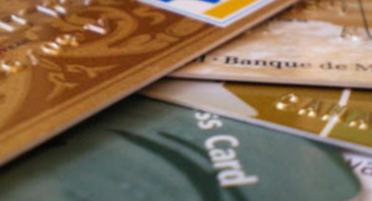 Что делать владельцам карточек, выпущенных проблемными банками?