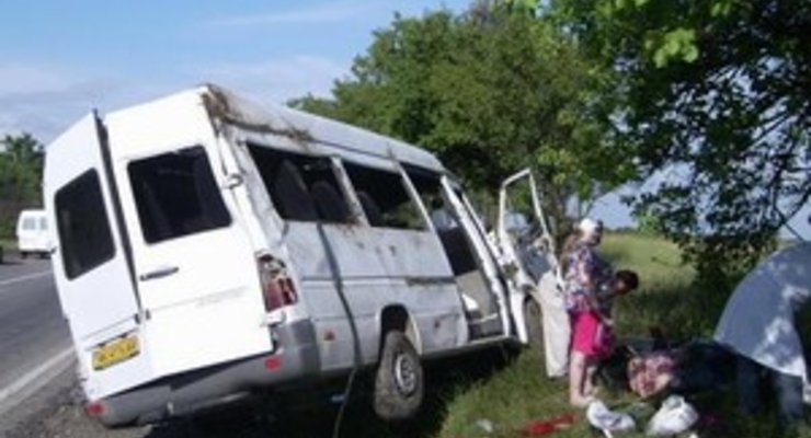 В Крыму перевернулась маршрутка: 1 человек погиб  (фото)