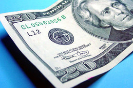 Украинцы начали нести деньги в банки