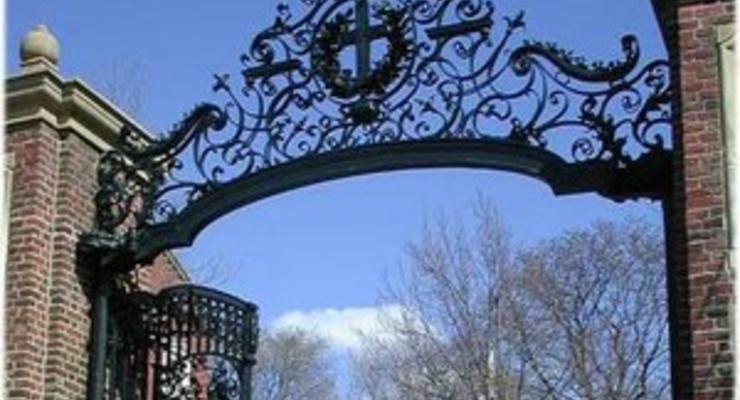 Гарвардский университет уволит 2% сотрудников