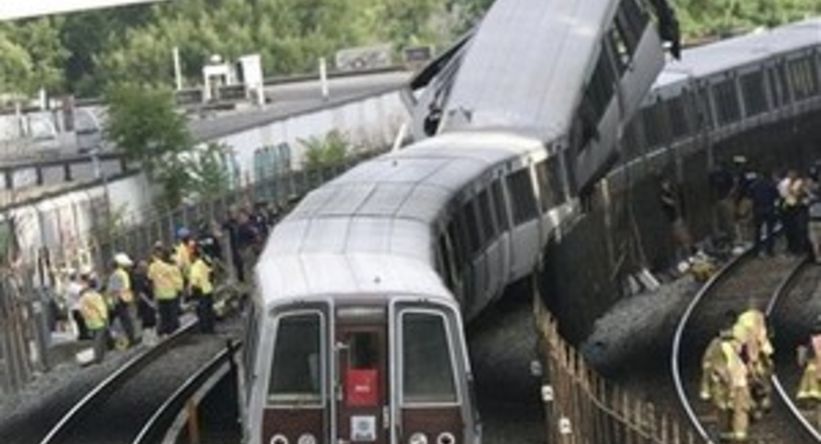 Число жертв в вашингтонском метро возросло до девяти (фото)