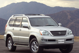 Из-за неправильно припаркованного Лексуса в столице остановилось движение троллейбусов