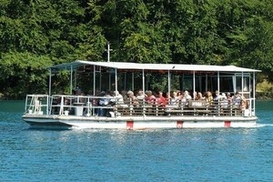 В столице начал курсировать паром