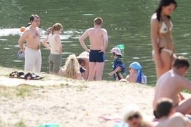 Медики не советуют купаться на столичных пляжах