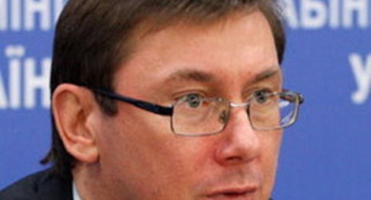 Луценко требует разместить камеры во всех банках