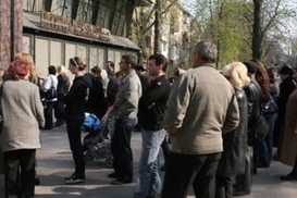 У отделений Имэксбанка собираются большие очереди (фото)