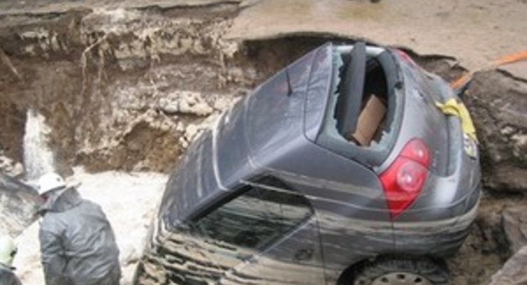 В Киеве снова под землю провалился автомобиль