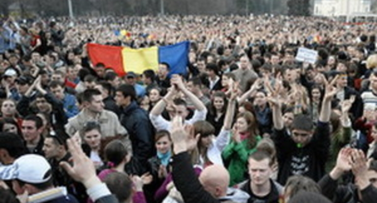 Беспорядки в Молдове: демонстранты прорвались в здание парламента (фото)