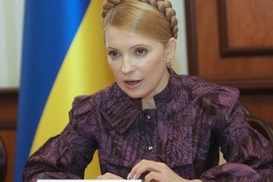 Тимошенко: Гривню валят, чтобы ввести в стране чрезвычайное положение