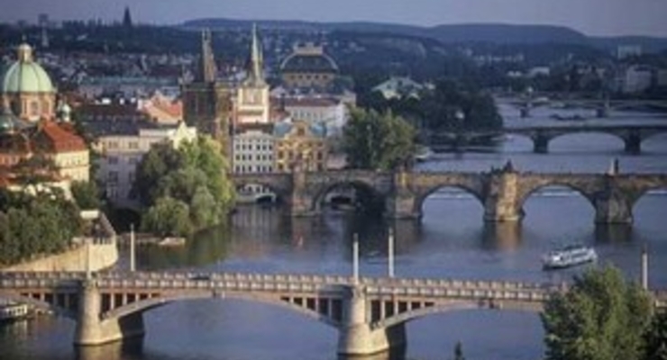 С сегодняшнего дня Чехия будет выдавать украинцам «зеленые карты»