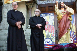 Двух священников судят за растрату пожертвований