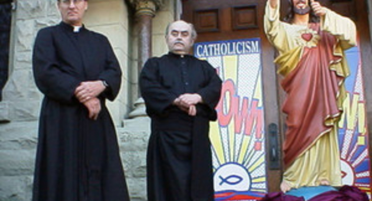 Двух священников судят за растрату пожертвований