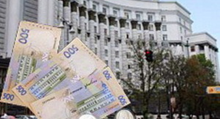 Кабмин урезал себе зарплату вдвое