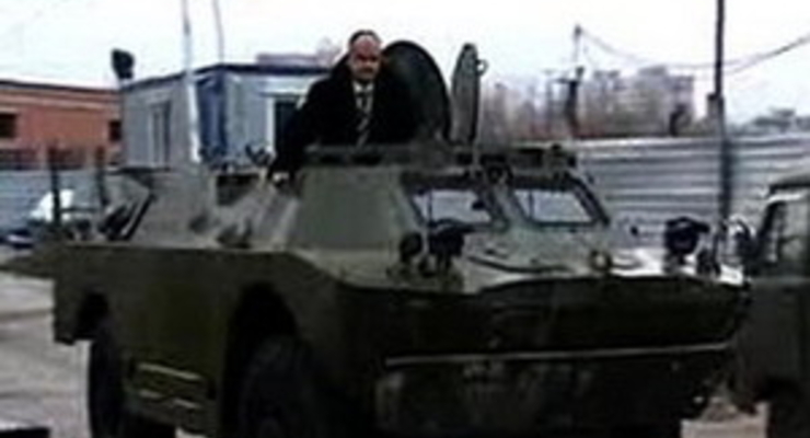 В Харькове мужчина приехал в банк на бронетранспортере (фото)