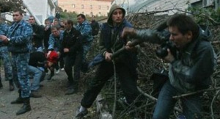 На проблемной киевской застройке избили журналистов (фото)