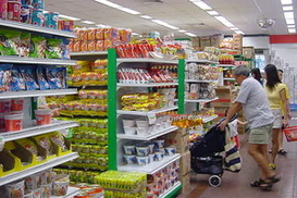 Греческие «Робин Гуды» раздают награбленные продукты прохожим