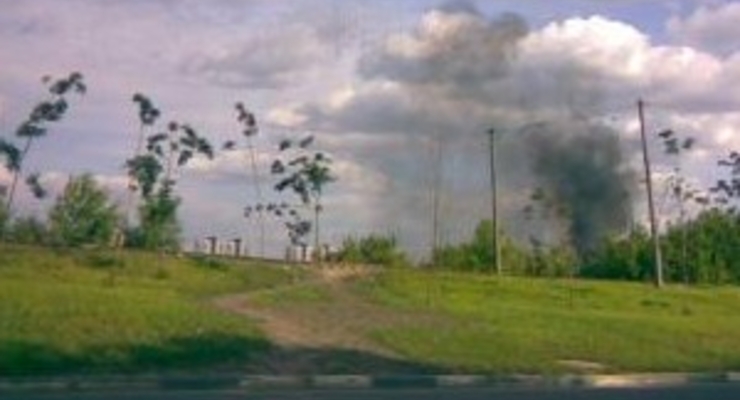 Из-за взрыва на арсенальном складе в Харьковской области горит село