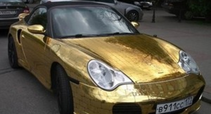 На золотом «порше» ездит москвич, прописанный в обычной хрущевке (фото)