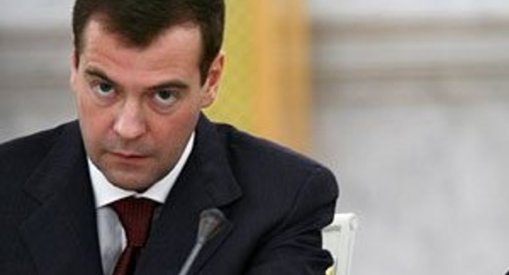 На саммите «большой восьмерки» Медведев предложил сделать рубль резервной валютой