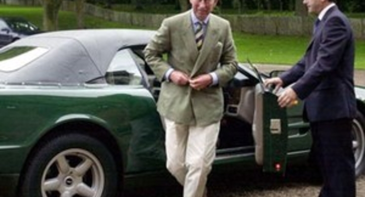 Принц Чарльз «поит» свой Aston Martin вином (фото)