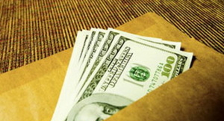 Почти половина зарплат в Украине выдается в конвертах