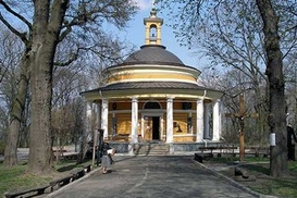На Аскольдовой могиле несколько человек приковали себя на высоте 30 метров