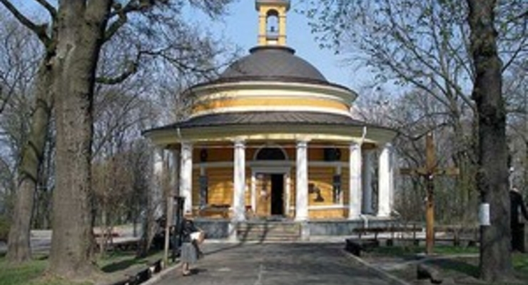 На Аскольдовой могиле несколько человек приковали себя на высоте 30 метров