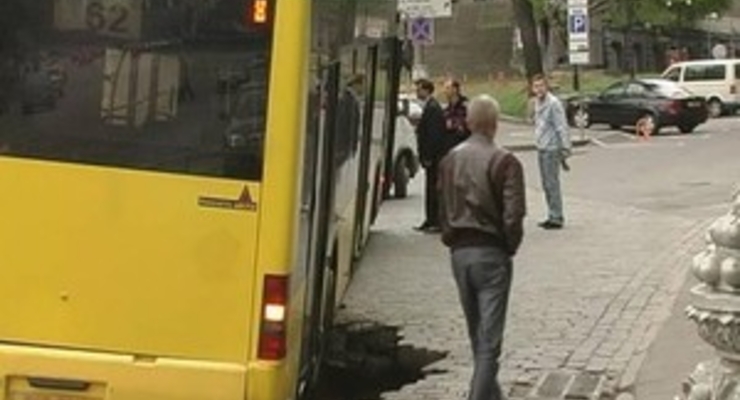 Возле стадиона «Динамо» автобус провалился под землю (фото)