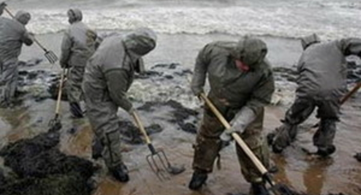 На побережье Коктебеля приплыли мазутные пятна. Курортный сезон под угрозой?!