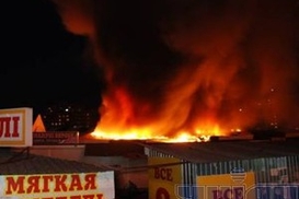 Возле станции метро «Харьковская» сгорел рынок (фото)