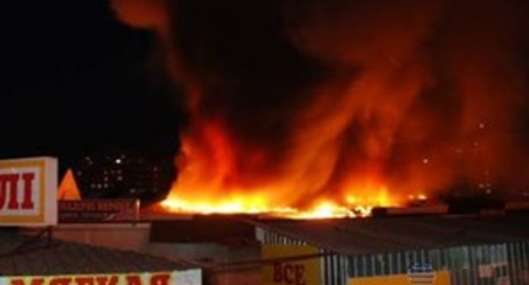 Возле станции метро «Харьковская» сгорел рынок (фото)