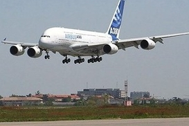 Суперсамолет А380 осуществил первый коммерческий рейс