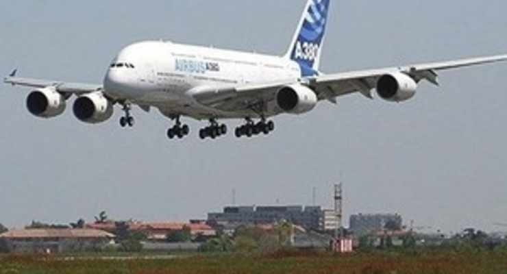 Суперсамолет А380 осуществил первый коммерческий рейс